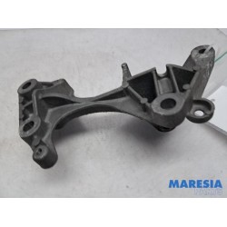 Renault - Clio - Alternator upper bracket