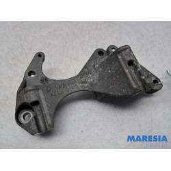 Renault - Clio - Alternator upper bracket