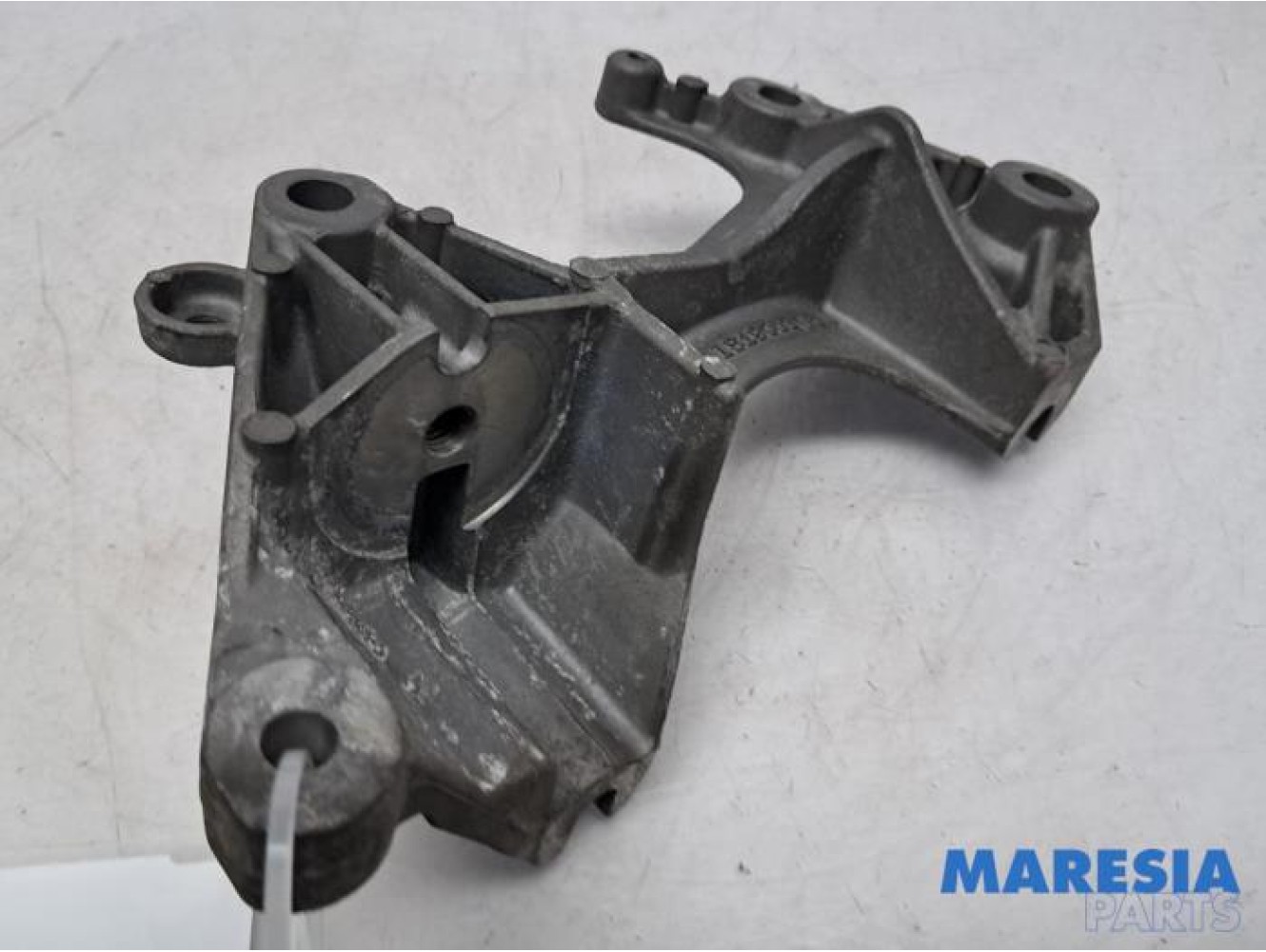 Renault - Clio - Alternator upper bracket
