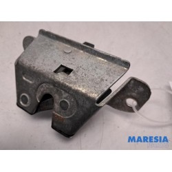 Peugeot - 107 - Tailgate lock mechanism