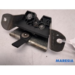 Peugeot - 107 - Tailgate lock mechanism