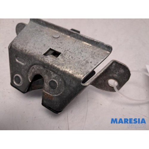 Peugeot - 107 - Tailgate lock mechanism