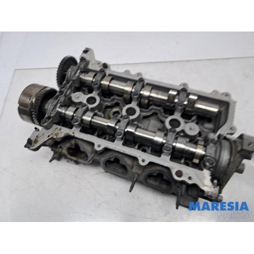 Renault - Clio - Cylinder head