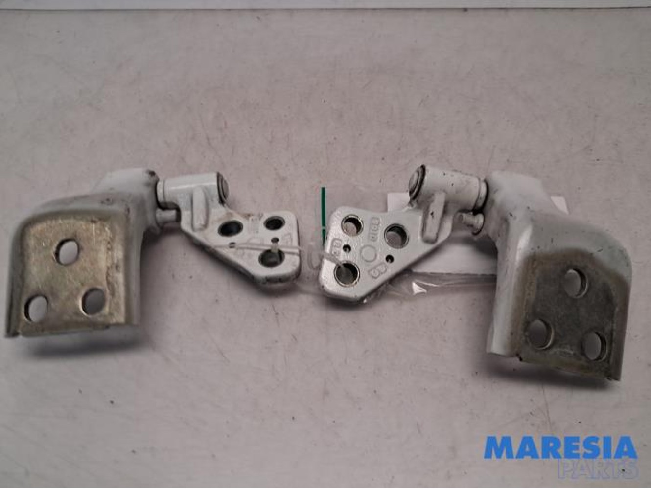 Peugeot - Partner - Rear door hinge, left