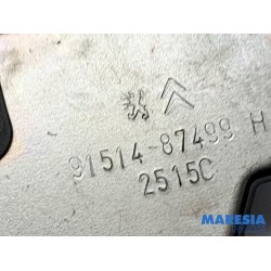 Peugeot - 208 - Tailgate lock mechanism