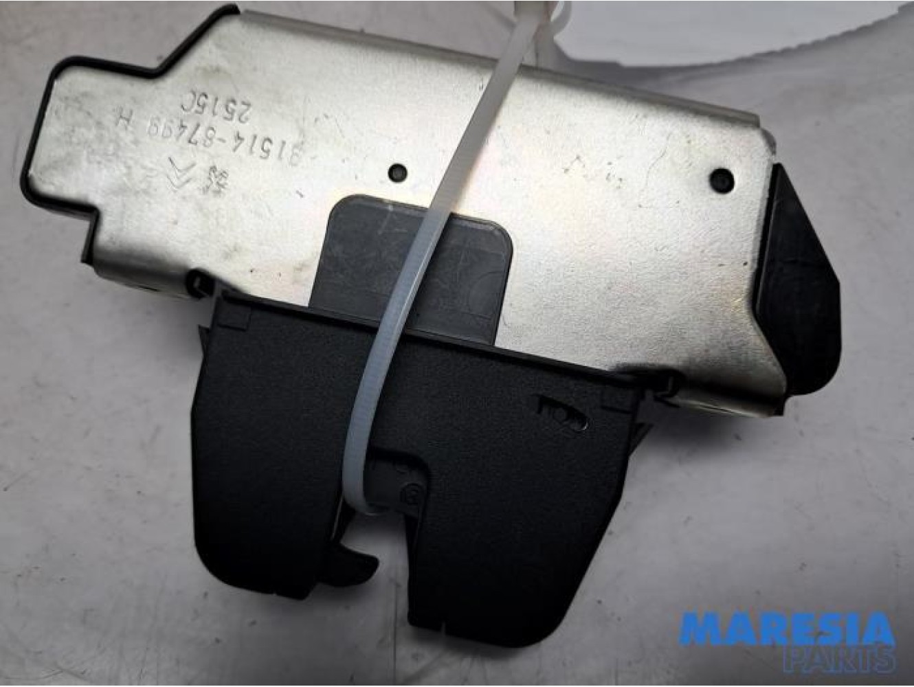 Peugeot - 208 - Tailgate lock mechanism