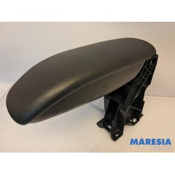 Peugeot - 208 - Armrest