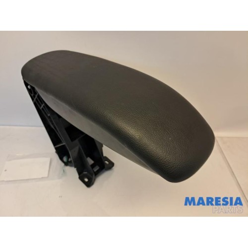 Peugeot - 208 - Armrest