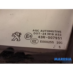 Peugeot - 208 - Quarter light, front left