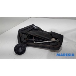 Peugeot - 107 - Krikset + reservewiel