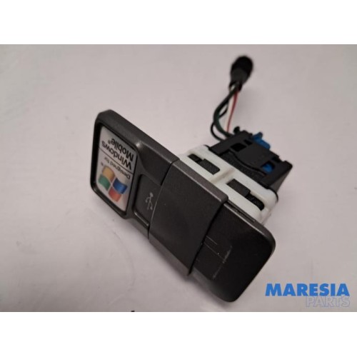 Fiat - 500 - AUX / USB-Anschluss
