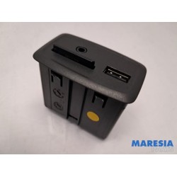 Renault - Captur - AUX / USB connection