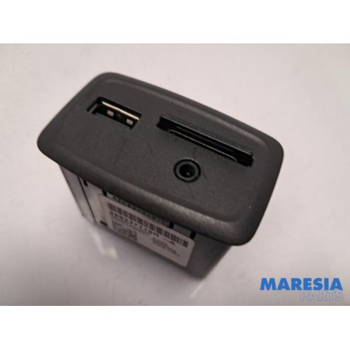 Renault - Captur - AUX / USB connection