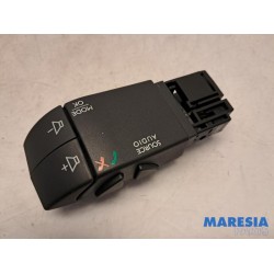 Renault - Captur - Steering wheel mounted radio control