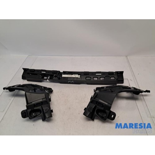 Renault - Captur - Rear bumper bracket central