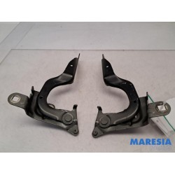 Renault - Captur - Bonnet Hinge