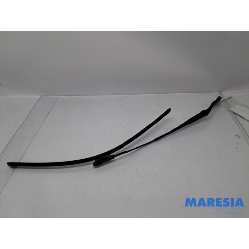 Renault - Captur - Front wiper arm
