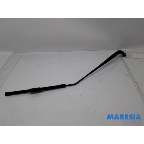 Renault - Captur - Front wiper arm