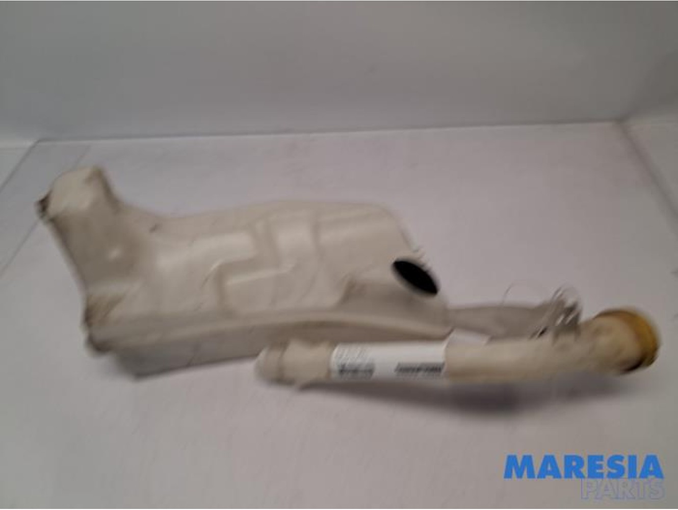 Renault - Clio - Front windscreen washer reservoir
