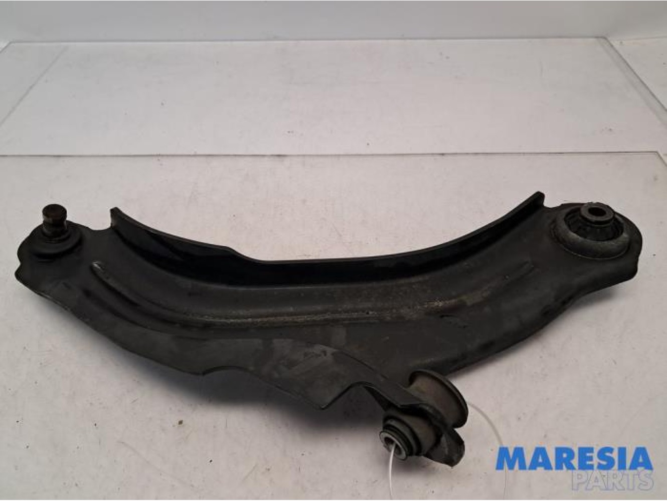 Renault - Clio - Front lower wishbone, right