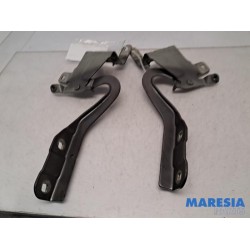 Renault - Clio - Bonnet Hinge