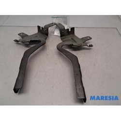 Renault - Clio - Bonnet Hinge
