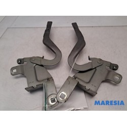 Renault - Clio - Bonnet Hinge