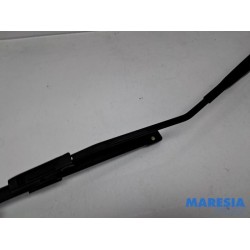 Renault - Clio - Front wiper arm