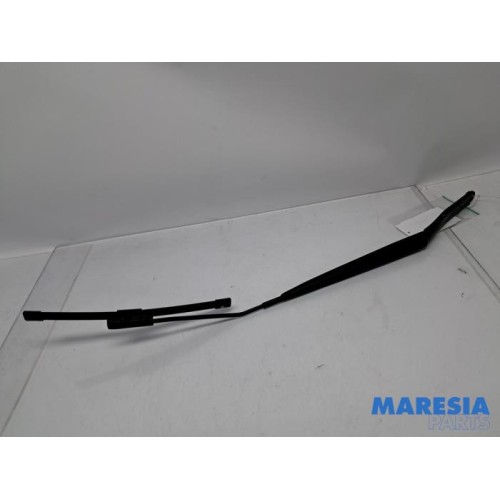 Renault - Clio - Front wiper arm