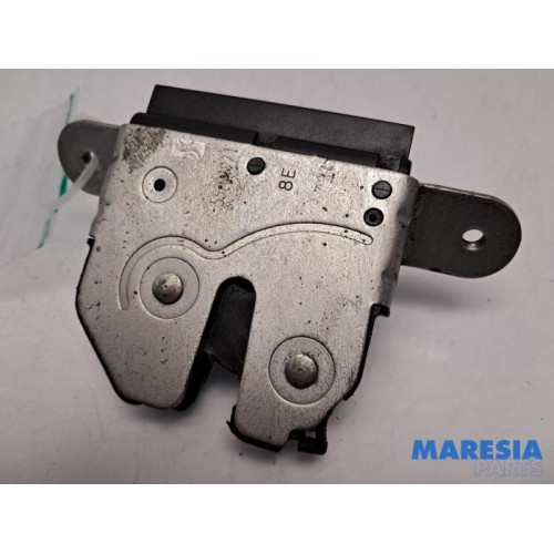 Fiat - 500 - Tailgate lock mechanism