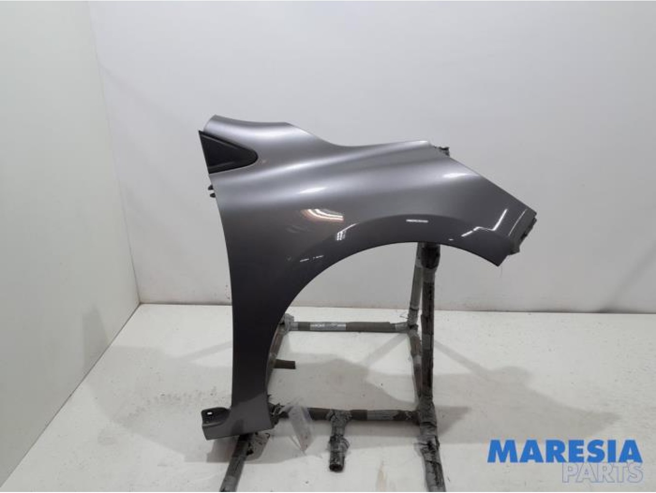 Renault - Clio - Front wing, right