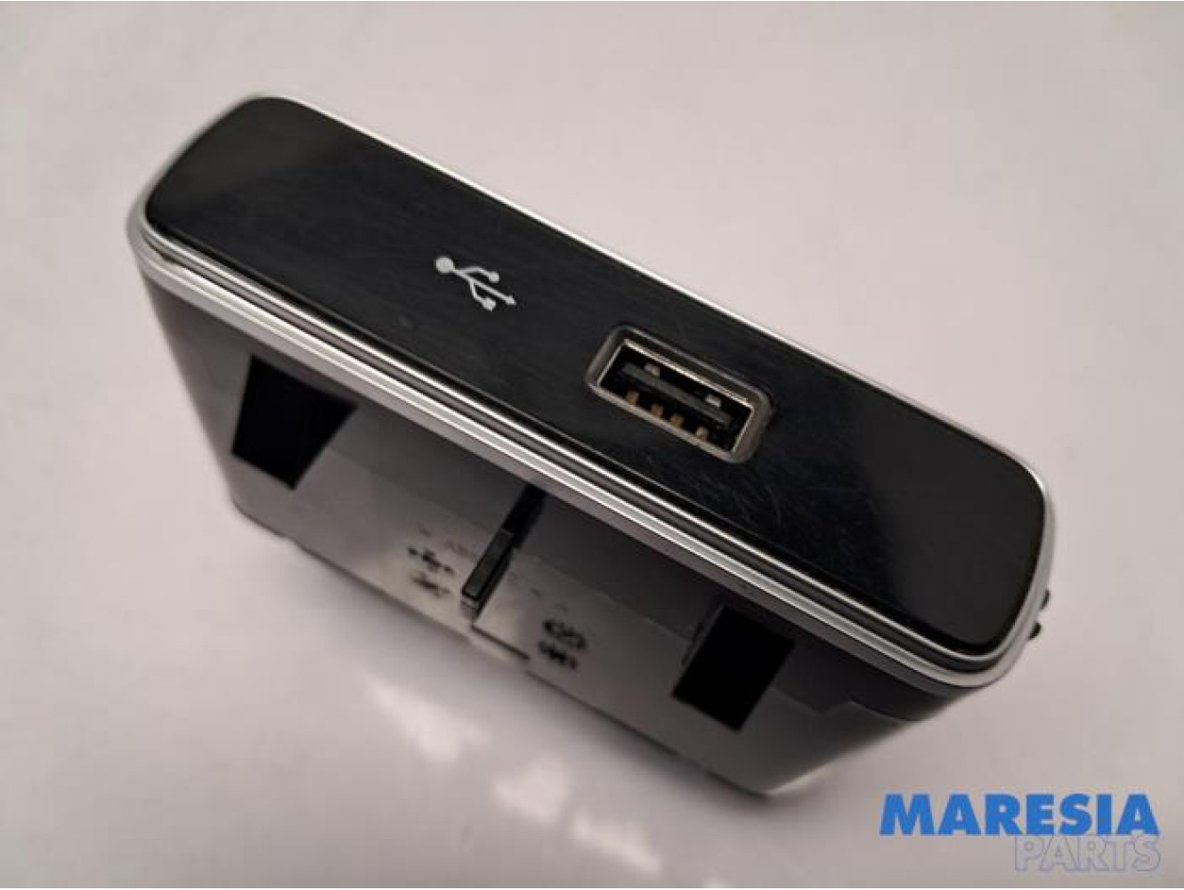 Fiat - 500 Abarth - AUX / USB connection