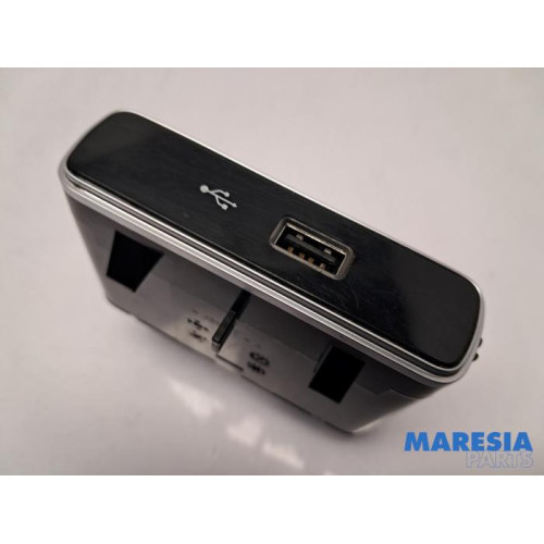 Fiat - 500 Abarth - AUX / USB connection