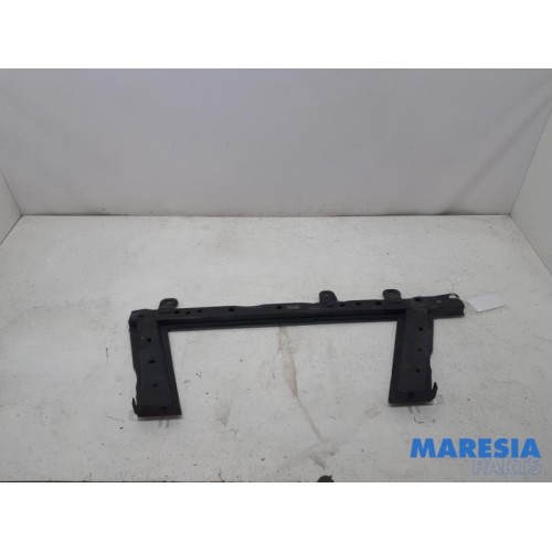 Renault - Clio - Radiator bar