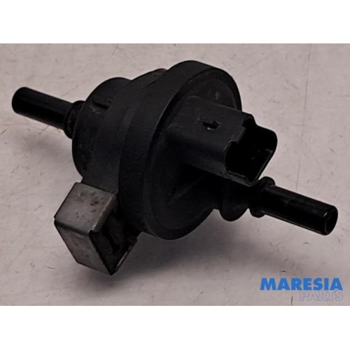 Renault - Clio - Vacuum valve