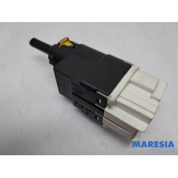 Renault - Clio - Brake light switch