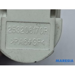 Renault - Clio - Brake light switch