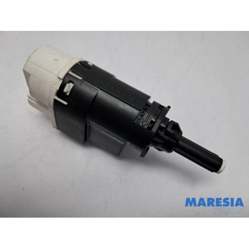 Renault - Clio - Brake light switch