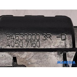 Renault - Clio - Tailgate lock mechanism