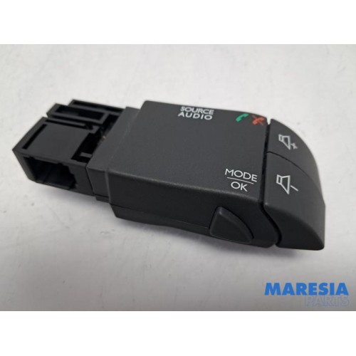 Renault - Clio - Steering wheel mounted radio control