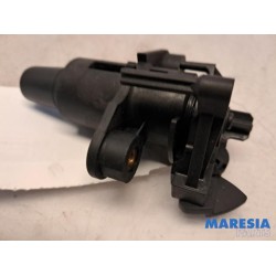 Peugeot - 107 - Tailgate lock mechanism