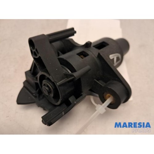 Peugeot - 107 - Tailgate lock mechanism