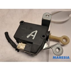 Peugeot - 107 - Tailgate lock mechanism
