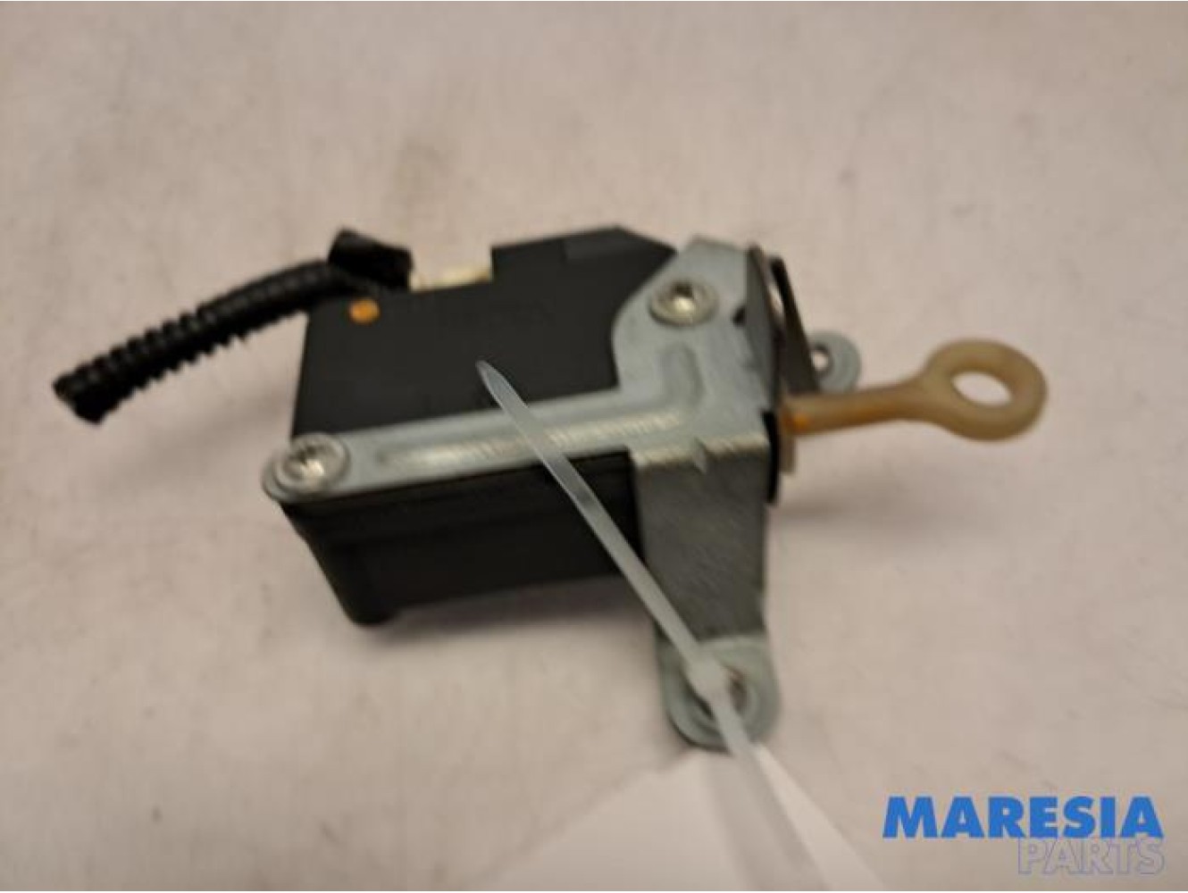 Peugeot - 107 - Tailgate lock mechanism