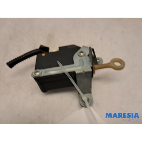 Peugeot - 107 - Tailgate lock mechanism