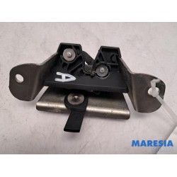 Peugeot - 107 - Tailgate lock mechanism
