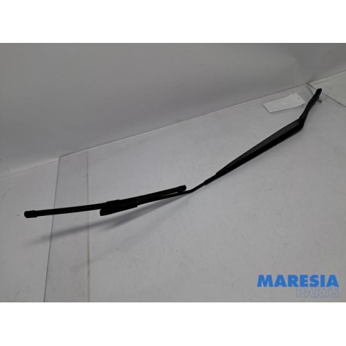 Renault - Clio - Front wiper arm