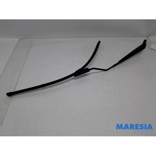 Renault - Clio - Front wiper arm