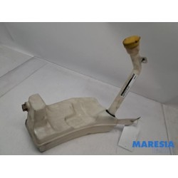 Renault - Clio - Front windscreen washer reservoir