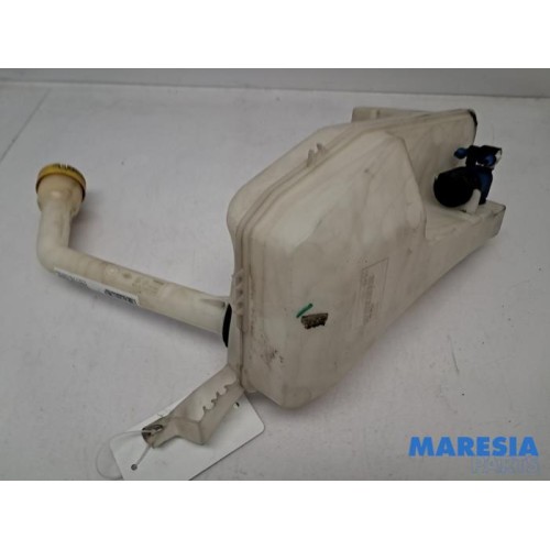 Renault - Clio - Front windscreen washer reservoir